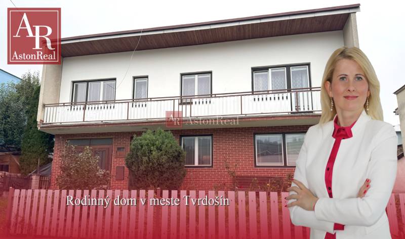Rodinný dom na Vladine v Tvrdošíne s tehlovým obkladom a bielym plotom.