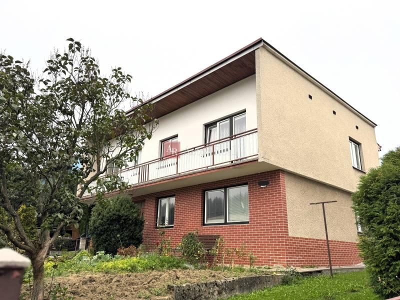 Dvojposchodový rodinný dom na ulici Vladina v Tvrdošíne s červeným obkladom fasády.