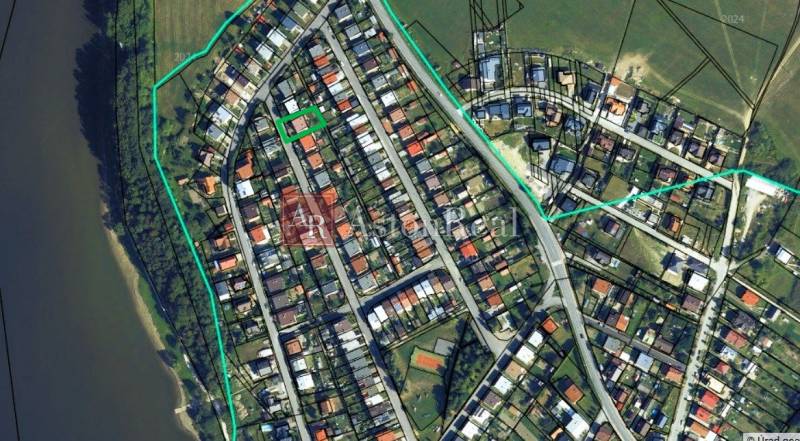 Letecký pohľad na lokalitu v Tvrdošíne, na ulici Vladina s rodinnými domami.