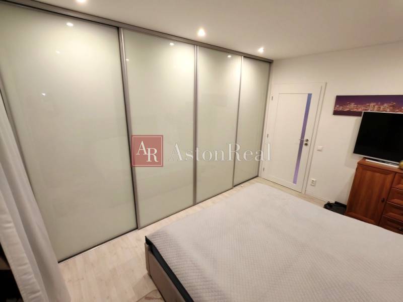 spálňa (pohľad na rolldoor).jpg