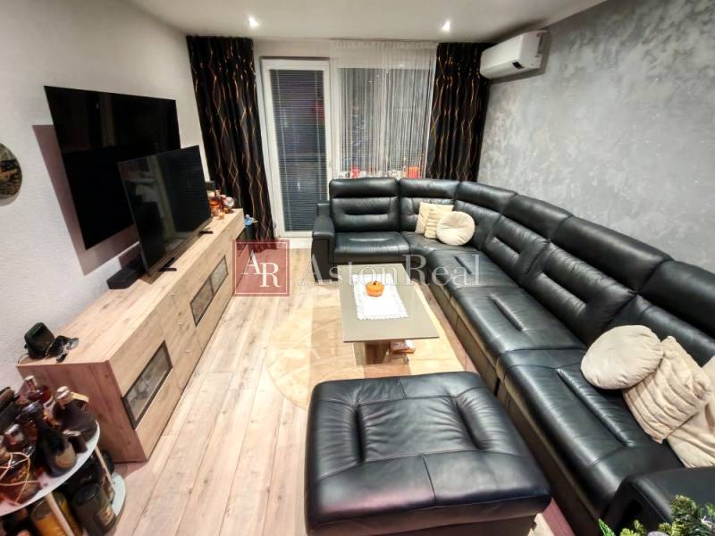 obývacia izba (pohľad k balkónu).jpg