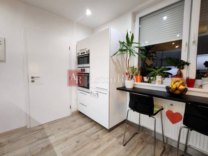 kuchyňa (pohľad na špajzu).jpg