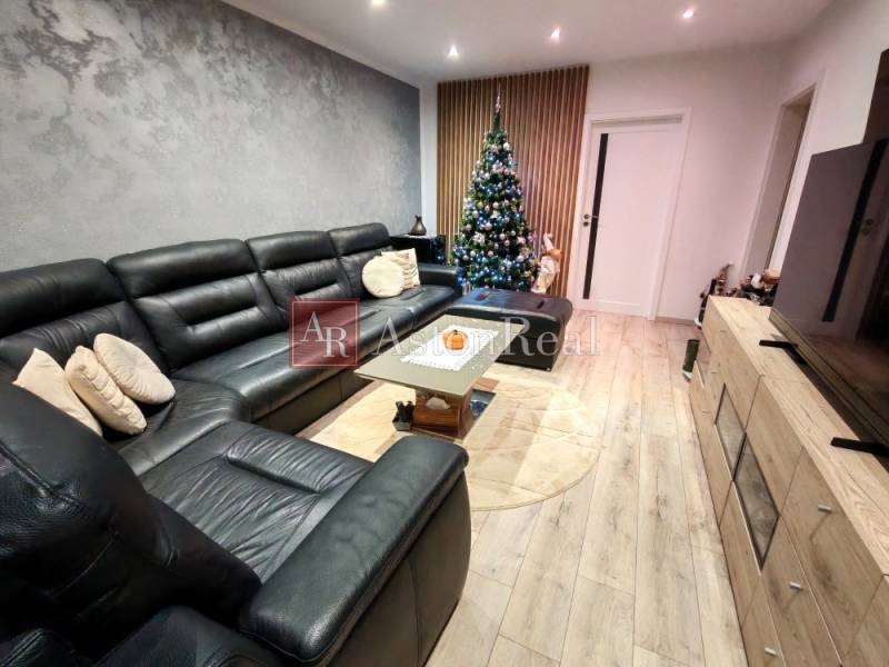 obývacia izba (pohľad od balkóna).jpg