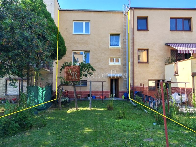pohľad na dom od záhrady.jpg