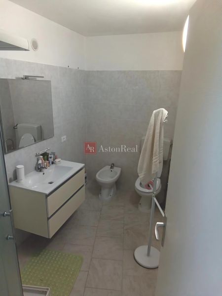 dolný apartmán - WC, bidet a umývadlo v kúpeľni.jpg