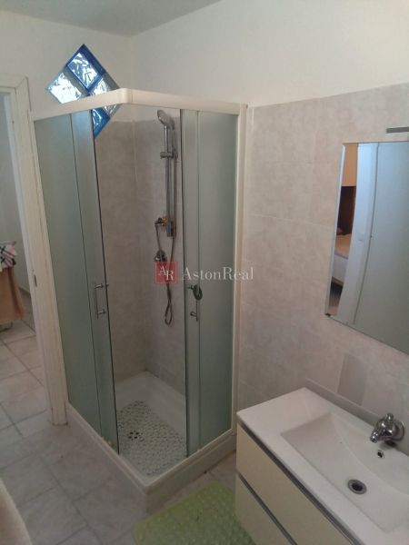 dolný apartmán - sprchový kút v kúpeľni.jpg