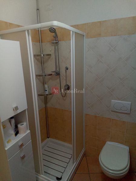 horný apartmán - sprcha a WC v kúpeľni.jpg