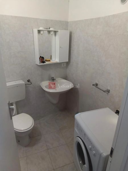 dolný apartmán - práčovňa s WC.jpg